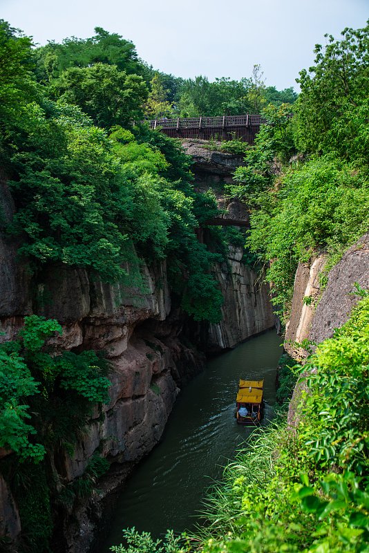 GoJiangsu's tweet photo. Yanzhi River in #Nanjing’s Lishui district is a 7.5-kilometer man-made canal built during the Ming Dynasty (1368-1644). The waterway cuts its way through mountains, with the Tiansheng Bridge naturally formed from a mountaintop. #GrandCanalInJS https://t.co/hZij0zYbkl