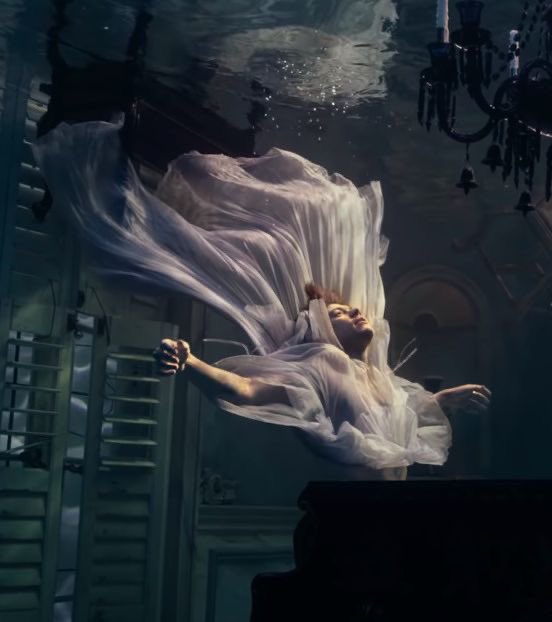 Гарри стайлс фоллинг. Falling styles перевод. Гарри стайлса falling. Source aesthetic. Гарри стайлса falling.