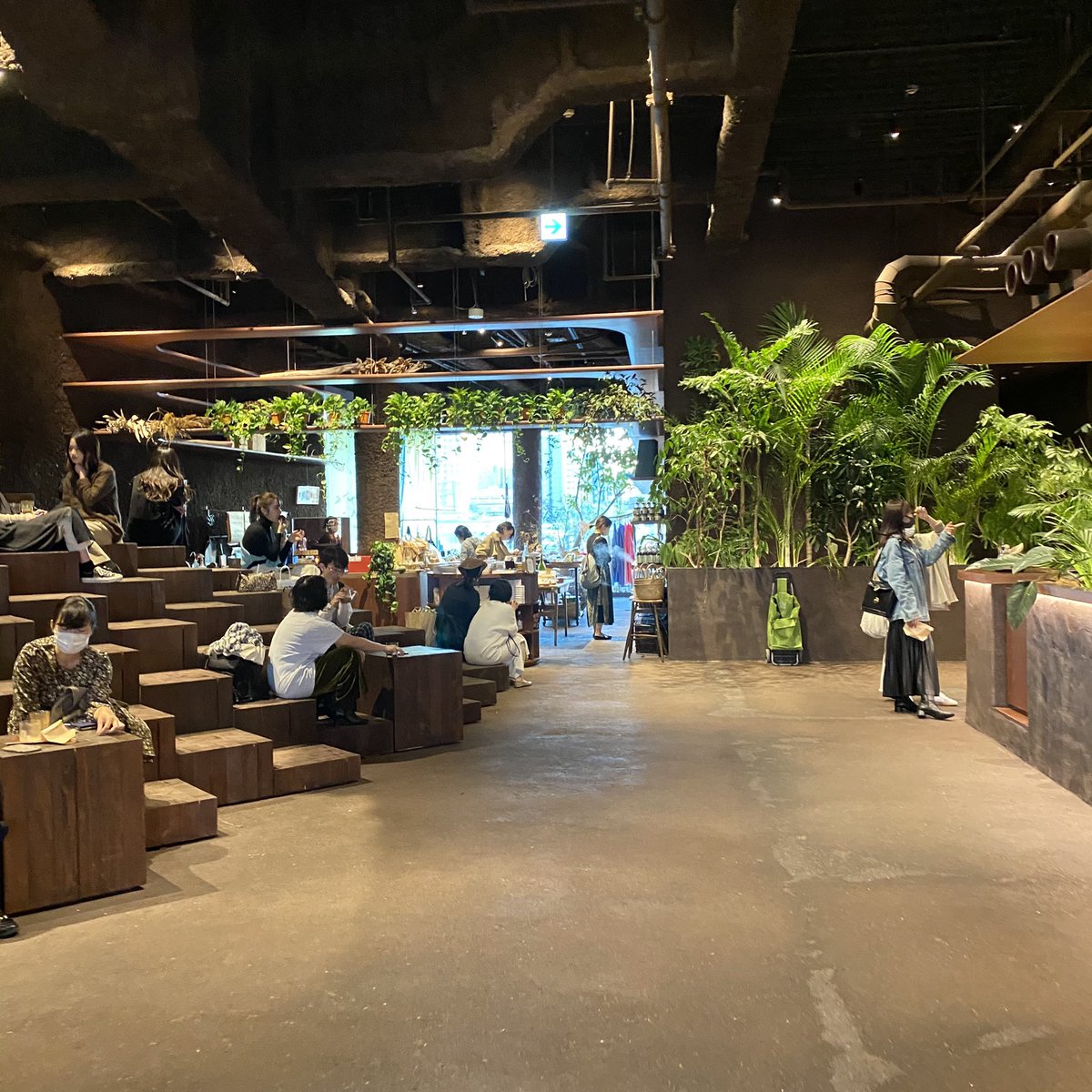 ゆ 表参道のおしゃれカフェ Gyre インスタでよく見かける話題のスポットでブロックが積み重なったアートなベンチが特徴的 今回はベンチでお茶してまったりしたけど テラス席などもあるレストランスペースもあるから ゆっくり食事したい時とかにレストラン