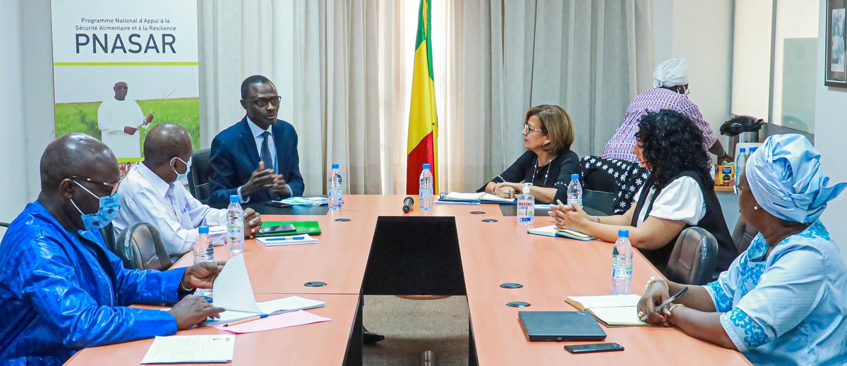 cnsasenegal's tweet photo. Fatiha TERKI la nouvelle Directrice et Représentante  Résidente du PAM a rendu visite au SE- CNSA. Jean Pierre Senghor s’est réjoui de cette visite,une occasion d’annoncer le lancement prochain du projet de résilience dénommé ‘’4R’’ d’un coût de 10 millions de dollar américain https://t.co/RVlVjHi3aR
