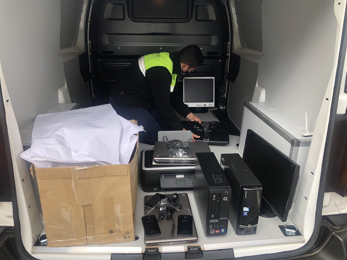 EEmercam's tweet image. Repartos de 💻🖥📱

En la imagen podemos ver a un voluntario preparando el material para que esta tarde se pueda entregar a familias 👨‍👩‍👦👩‍👩‍👦👨‍👨‍👦 sin recursos en la Comunidad.

Acción dentro del programa #Conectate y en colaboración con @reutilizak @lakallevallecas