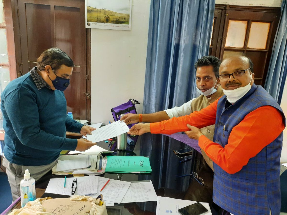 AniBihar's tweet photo. Bihar: BJP MLA from Pirpainti, Lallan Kumar Paswan hand over to Patna's Nigrani Police station SHO, the transcript of alleged audio clip of jailed RJD Chief Lalu Prasad, allegedly asking him (Lallan Paswan) not to vote in the election for State assembly Speaker's post #Bihar https://t.co/JhDPmsSm62