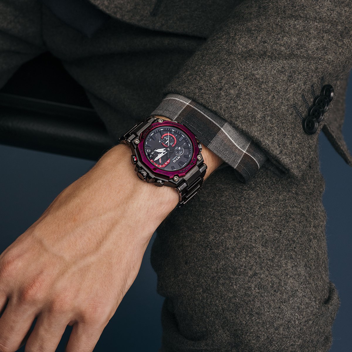 تويتر G Shock على تويتر New Product ベゼル部にボルドーを配色したmtg B00bd 1a4jfはスーツスタイルのアクセントに 存在感のあるカラーリングがダークトーンのビジネススタイルに洗練された印象をプラスします Mtg B00bd 1a4jf T Co 2dt6niayyf