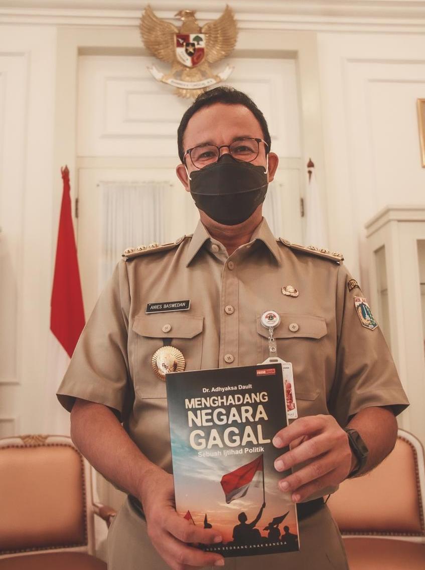 AdhyDault's tweet photo. Terima kasih Bapak Gubernur @aniesbaswedan yang sudah menerima buku setebal 350 halaman ini. Buku ini saya serahkan juga kepada para pimpinan organisasi kepemudaan, semoga mereka mampu menjadikan Pancasila sebagai sets of value negeri ini. 

https://t.co/XJBCw60jN8 https://t.co/ek0cXXHJi5