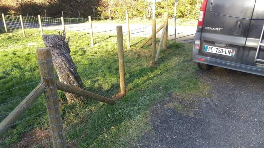 Stock fencing and 5 bar gate, for some clients at Cussac, in conjunction with ndfencingandgates.com 
Clôture de stock et portail 5 bar, pour certains clients à Cussac, en collaboration avec ndfencingandgates.com