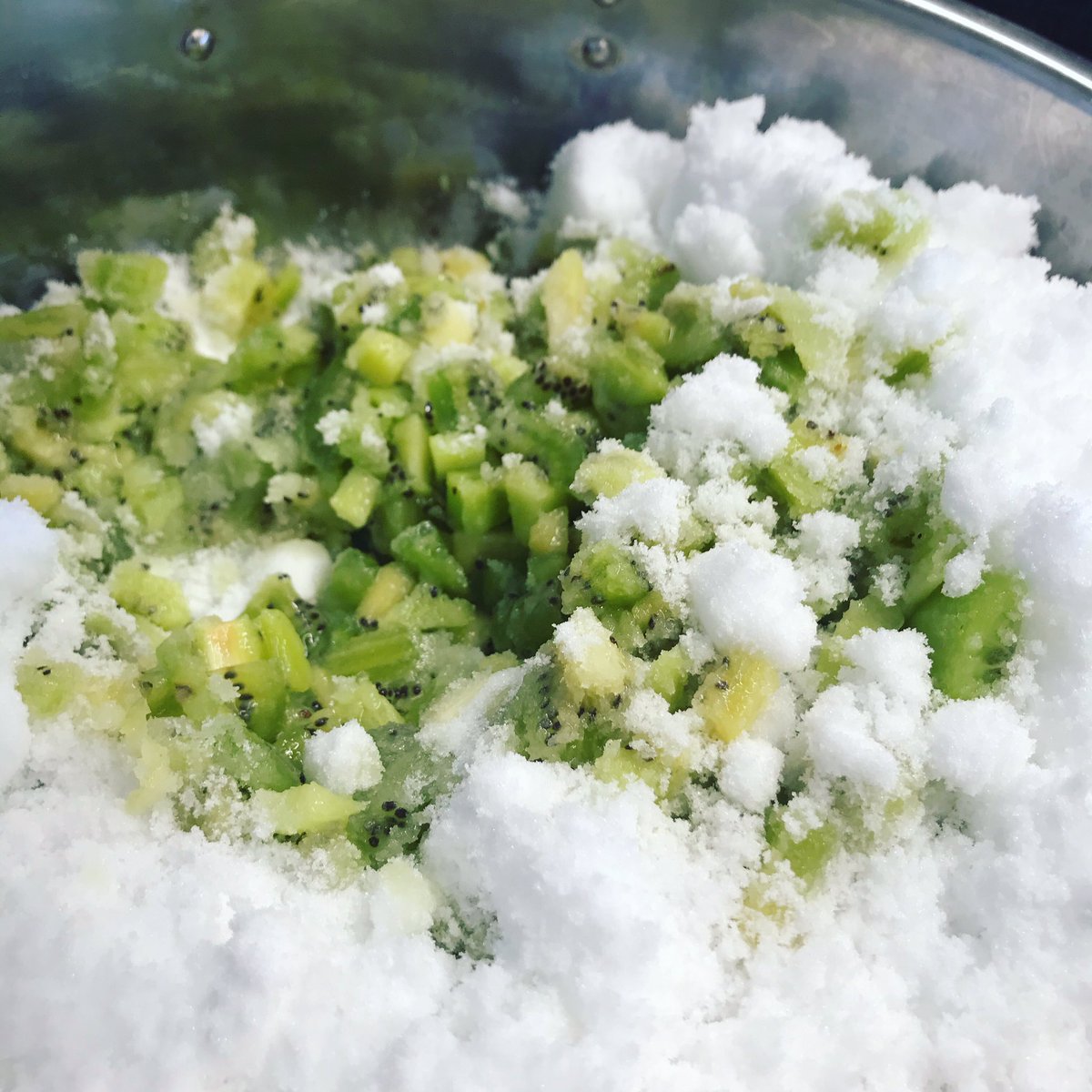 andgreen_cafe's tweet image. おとなり農産物直売所「桜国屋」さんにならんでいた北本産キウイフルーツをジャムにしました。

数量限定で「北本産キウイジェラート」も販売中です。ゴールデンキウイも入っているタイプで、甘酸っぱいものがお好きな方にオススメです◎

#北本 #北本市 #kitamoto #北本産 #キウイフルーツ