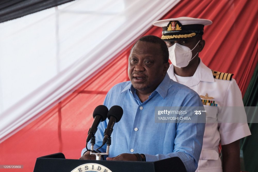 IradukudaMoses's tweet photo. Perezida @UhuruKenyatt1 yahishuye ko yavuye ku rubuga nkoranyambaga rwa Twitter kubera ibitutsi byinshi yahundagazwagaho n’abantu, ku buryo rimwe na rimwe yagiraga ijoro rirerire cyane kubera kubura ibitotsi #thechoiceupdate https://t.co/p87AKqZ5n7
