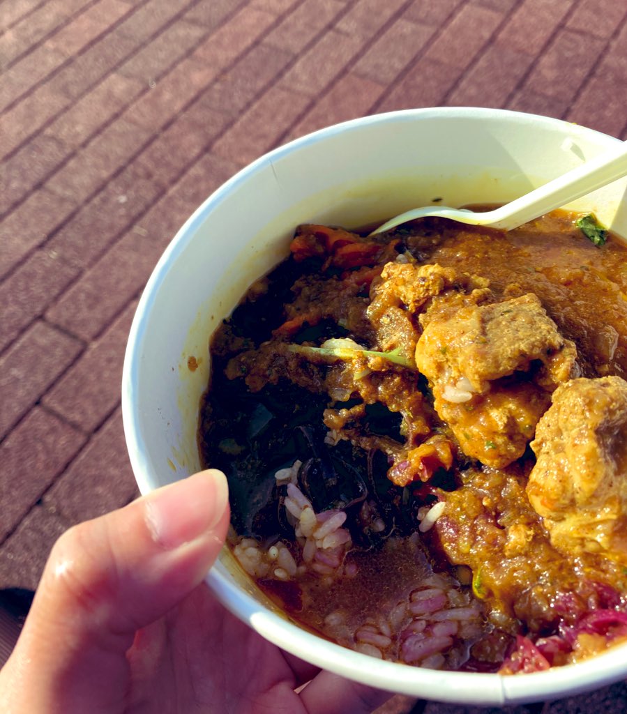 寒くなって参りましたのでおニューのフリースの犬と共にカレー食べた レッドのイラスト