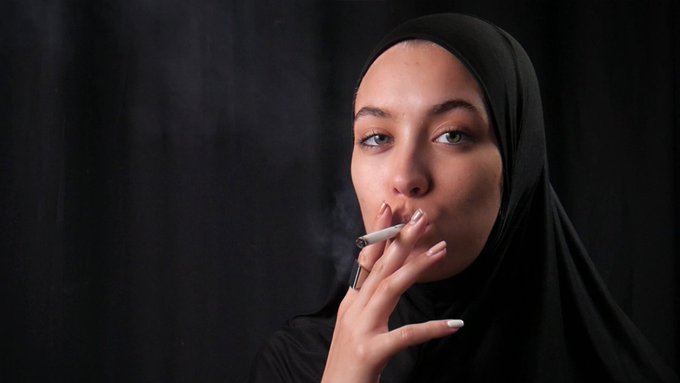 мусульманка курит. мусульманка с кальяном. сара мейпл картины. курящие мусульманки. даша косова монашка.