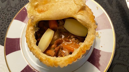 petitmarguery's tweet photo. VENTE À EMPORTER !
Cassolette de Ris de Veau aux girolles en croûte feuilletée  👨‍🍳
Juste 20 mn à 180 degrés et beaucoup d’amour 💝
Pour commander : https://t.co/vqXofnqXGm
#aupetitmarguery #restoensemble #venteaemporter #paris https://t.co/e2KCSQnFqm