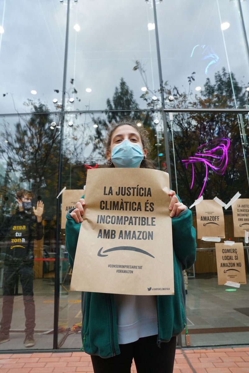 xarxaclimatica's tweet photo. Els enviaments individuals massius, l'emblatge excessiu i el transport poc eficient energèticament, entre d'altres, va fer que Amazon generés 51,1 milions de tones de CO2 només al 2019, el mateix que països com Bulgària o Suècia. @amazon #consumimprecarietat  #boycotblackfriday https://t.co/cdrbo8pqZj