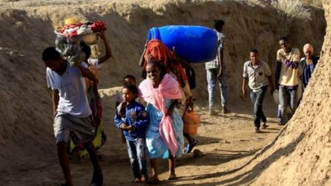 IradukudaMoses's tweet photo. Ethiopia: Abasirikare 'barimo guhagarika' abasivile bahunga imirwano muri Tigray,Ni mu gihe hari kuba imirwano hagati y'ingabo za Ethiopia n'iza leta ya Tigray - imwe mu zigize Ethiopia  z'ishyaka riri ku butegetsi muri iyo leta rya TPLF #Thechoiceupdate https://t.co/GEUi2II8kj