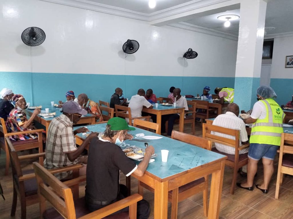 La palabra del día es GRACIAS, simplemente, rotundamente y repetidamente GRACIAS, a ellos por dejarse cuidar y a vosotros por apoyar y hacerlo posible🙏🏽 #comedorsocialparaancianos #yocuidodelosancianosytu #hoyporellosymañanaporti