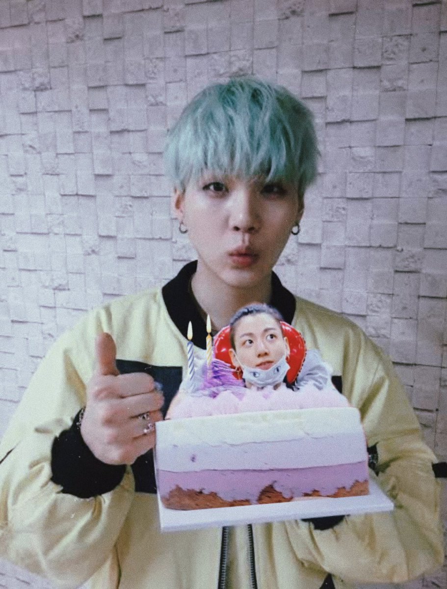 tcbangtan7's tweet photo. Remember the cake from their VLive last night?
I'm crying while editing this 😂😂
#JK as JKake
#BTSGrammyNomination
#BuyandStreamBE
#StreamLifeGoesOn
#bts𓂸
#BTSGrammy https://t.co/F8Z6XIUcBf