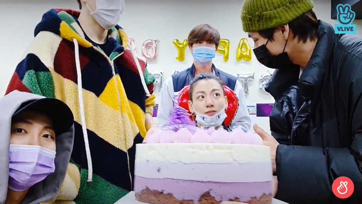 tcbangtan7's tweet photo. Remember the cake from their VLive last night?
I'm crying while editing this 😂😂
#JK as JKake
#BTSGrammyNomination
#BuyandStreamBE
#StreamLifeGoesOn
#bts𓂸
#BTSGrammy https://t.co/F8Z6XIUcBf