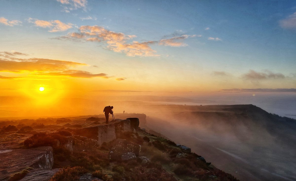 mazymixer's tweet photo. Photographers on Curbar Edge, Peak District, at sunrise this morning. https://t.co/o9oJe5ZDZA