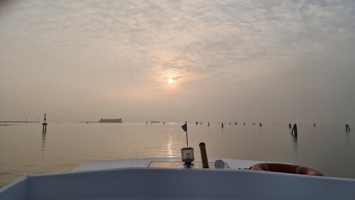 SoerenMuench's tweet photo. 22.10.2020: mit #Hausboot dann von #Torcello über #Burano und #Murano zurück nach #Vignole
In Burano Proviant auffüllen, #Shopping, #sightseeing und Genießen
Hausbootfahren macht Spass!
#Travelblog #Travel @locaboat @ItalienInfo #Lagune #Venedig @LivinOnTheLine1 https://t.co/0QVPW5pkgO