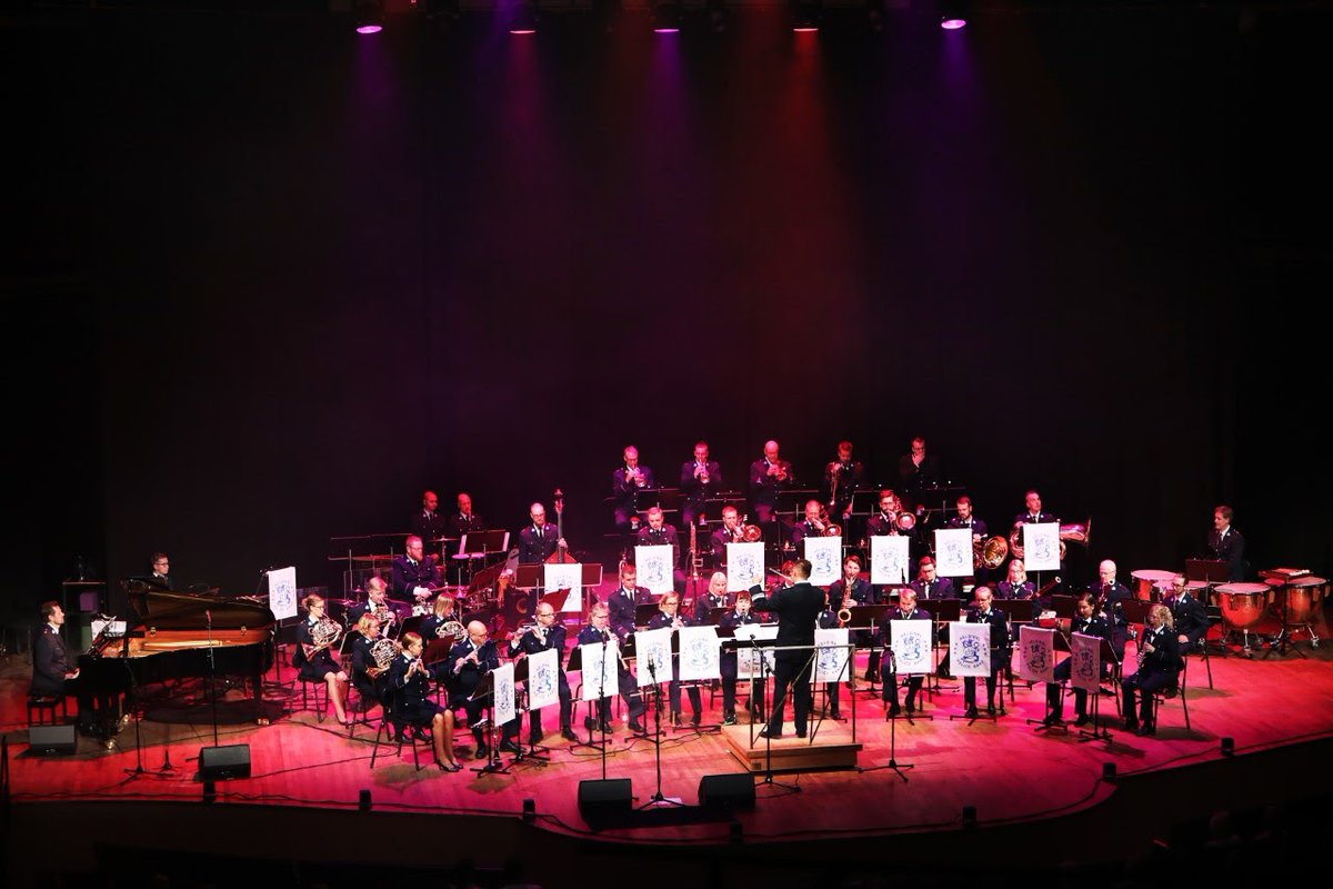 Vantaan yläkoululaiset striimin äärellä. Tarjolla Helsingin poliisisoittokunnan upeaa soittoa ja soiton välissä tiukkoja tietoiskuja. Konsertin nimikin sen kertoo.#pidähuolta <a href="/VantaanKaupunki/">Vantaan kaupunki</a> @IUPoliisi @OppivaVantaa @HelsinkiPoliisi