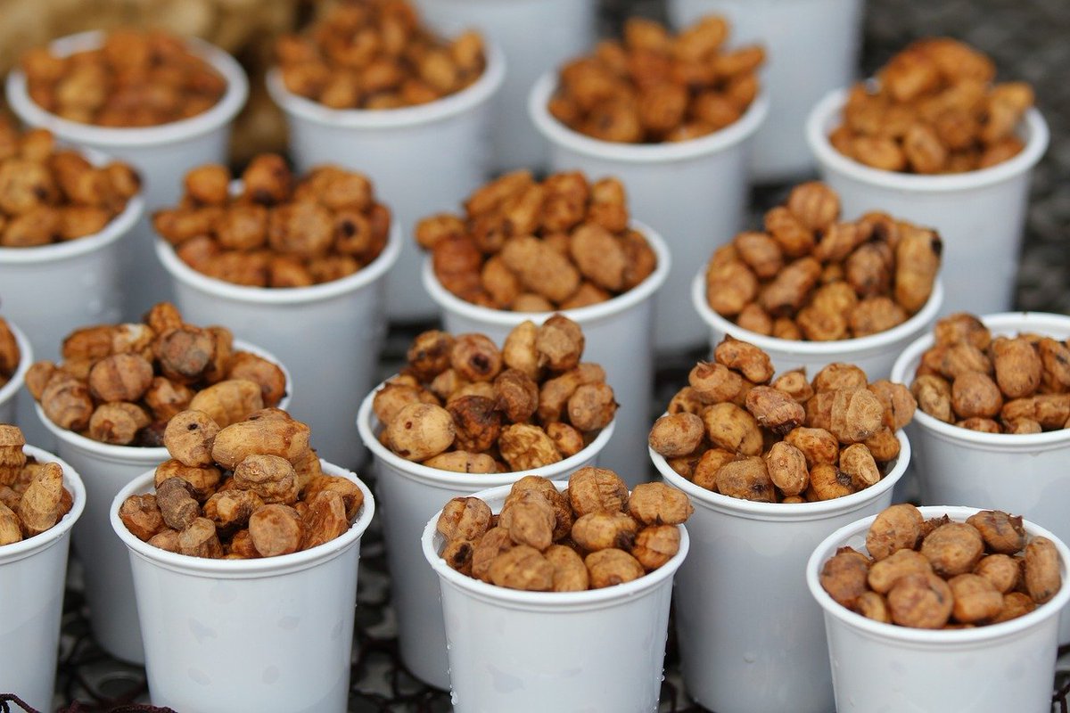 ¿Sabías que?...

El cultivo de la chufa  se generalizó en el siglo XIII, apareciendo en ese momento las primeras referencias a una bebida elaborada con este tubérculo, la leche de chufas, antecesora de la actual #horchata.