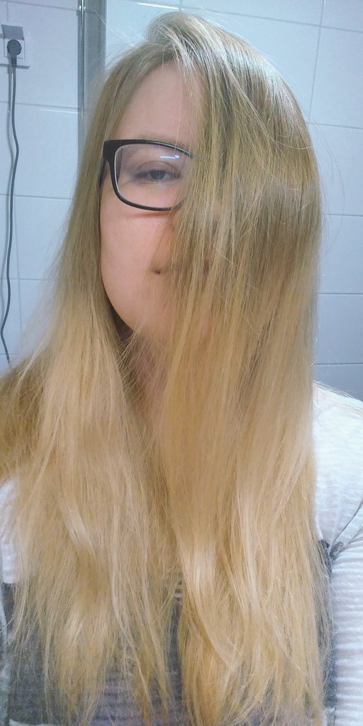 It's rare to have euphoric morning of joyfulness but I'm having the softest, shiniest untangled hair day ever. Usually it's fist sized lumps of mess but today I've hit the jackpot amount of leave in conditioner and not washing too much. #ThursdayThoughts #thursdayvibes