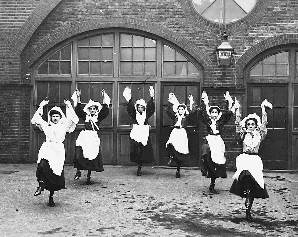 janeyellene's tweet photo. Let's start the day off with a bit of Morris Dancing like the girls outside the gym at Thomas Street Girls School Limehouse in London in 1908.
#socialhistory https://t.co/nHtwmQnTtY