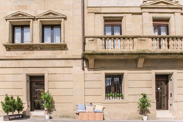 SistersCity's tweet photo. Hoy hablamos con Maite Aperribay y su precioso espacio Helmet House. Un lugar donde dar cabida a servicios y firmas que ofrezcan algo hecho con PASIÓN, ELEGANCIA y desde el CORAZÓN 😍 https://t.co/iuvCg2tvUe #shop #Gipuzkoa #helmethouse #eibar #navidad https://t.co/VU14zCYg8V