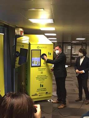 PaisajeLimpio's tweet photo. El #ProyectoRECICLOS sigue creciendo📈💪fomentando a través de la tecnología, el reciclaje con incentivos como billetes o patinetes eléctricos. Puedes encontrarlo en las estaciones de Ferrocarrils de la Generalitat de Catalunya (FGC). Más info👉 https://t.co/aaqKhh4QNL @ecoembes https://t.co/DuXkUW9gvr