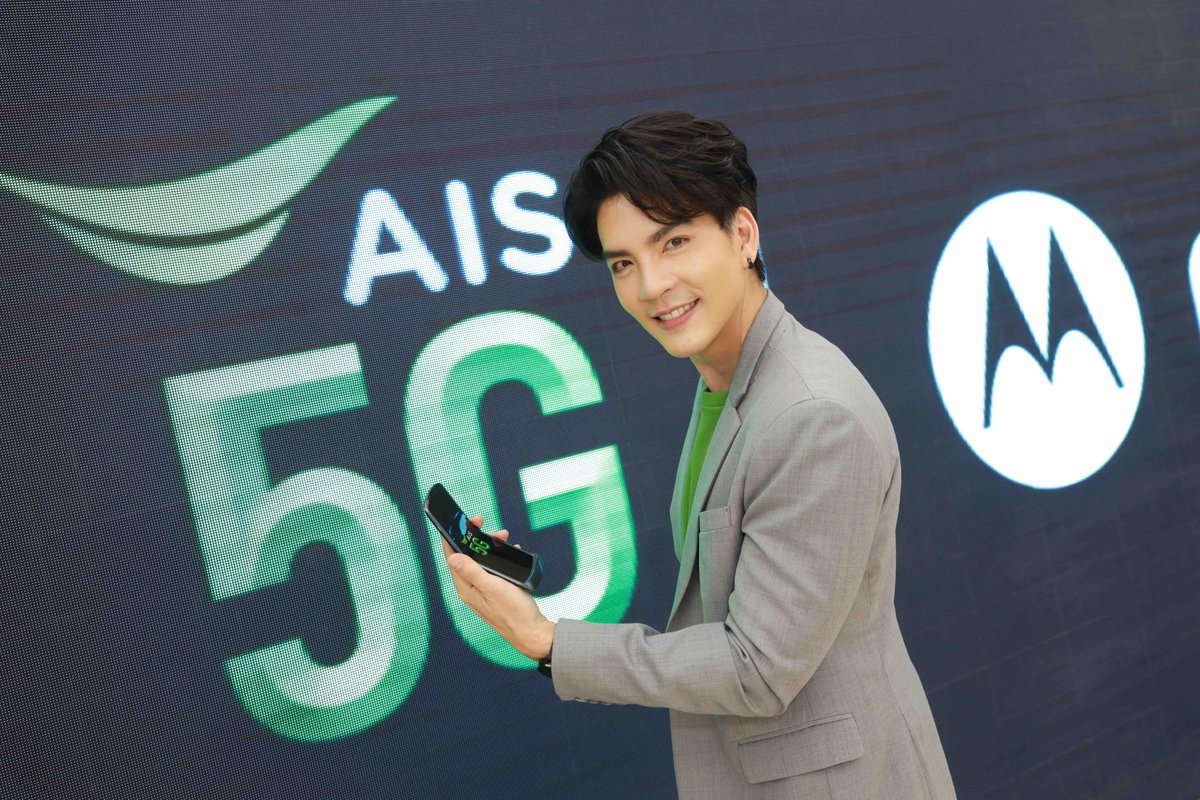 ‘วุ้นเส้น-ว่าน-นิว’ ตื่นเต้น เปิดประสบการณ์ motorola razr 5G
สมาร์ทโฟนสุดล้ำคัมแบ็กเร็วและแรงบนเครือข่าย AIS 5G
อ่านต่อ
https://t.co/S3EamtsjYf https://t.co/bE5Cl7lutx