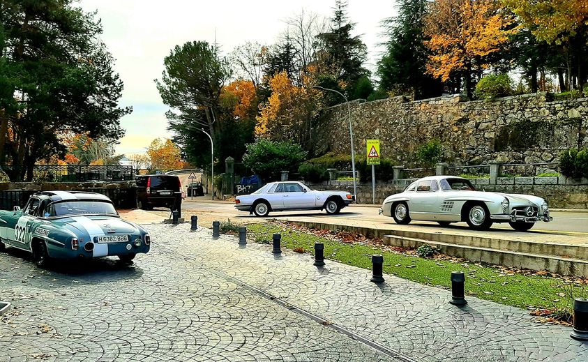 Ruta Otoñal improvisada por el Valle del Lozoya en Madrid. La temporada de clásicos se alarga con este precioso Otoño de temperaturas tan agradables y paisajes increíbles. A disfrutar!!
#mercedesbenz #mercedes190 #190sl #mercedes300SL #gullwing #classiccarsinAutumn #mercedesslc