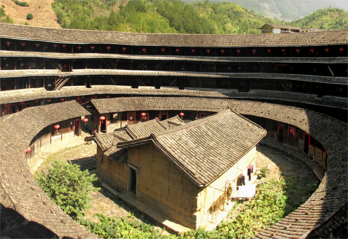 FondationAIA's tweet image. L&apos;architecture dite &quot;vernaculaire&quot;, définie par les ressources, les techniques et les traditions de construction d&apos;une zone géographique et sociale donnée, est un moyen de réaffirmer les identités locales.   archdaily.com/951667/what-is…

Avec une sélection de photos époustouflante !