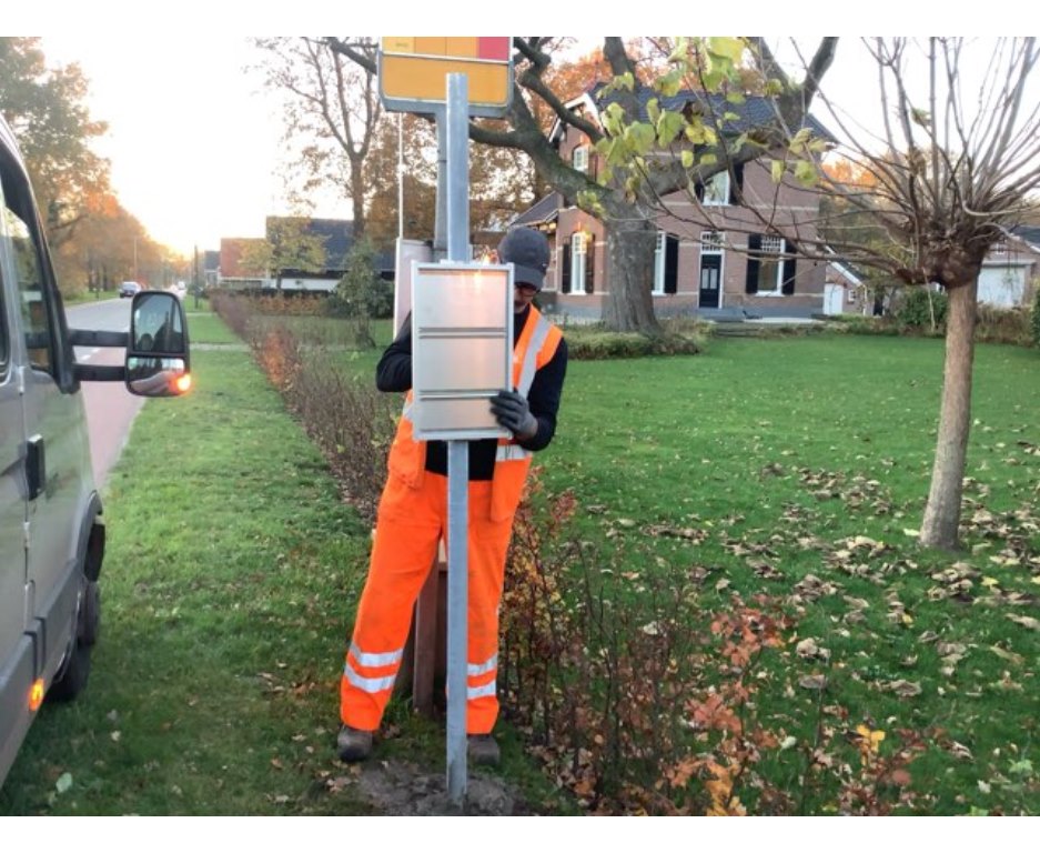 Werk in uitvoering! Op veel plaatsen in Gelderland en Overijssel wordt hard gewerkt om meer dan 1500 haltepalen, halteborden en haltekasten vervangen en/of te plaatsen, zodat reizigers op 13 december van de juiste reisinformatie voorzien zijn.