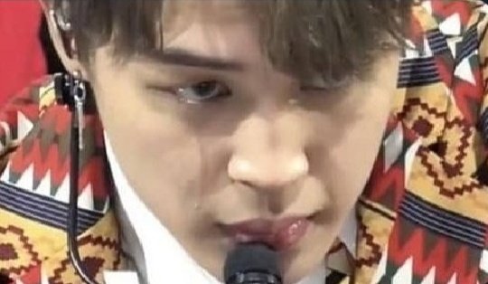 Bu fotoğrafı hiç unutmayın olur mu? İdol çıktığı zaman bangtan promosyon yapmayacaktı ama k-armylerin şımarıklığı yüzünden o kadar ağır programın arasında bighit promo eklemişti. Çocuklar inanılmaz yorgundu ve Jimin sahnede ağlamıştı.