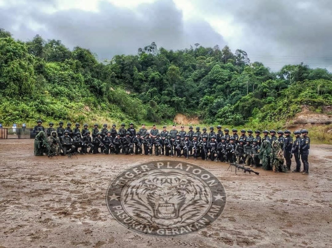 ellmartt8888's tweet photo. Tiger Platoon PGA bersama kereta perisai pun dah sampai di sempadan. 

Gempur habis-habisan. https://t.co/QalX9KRdsl