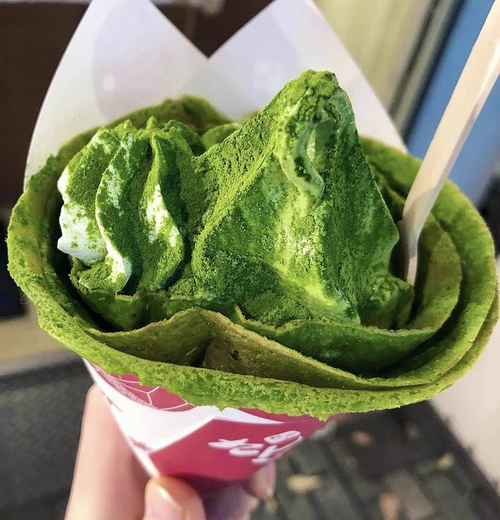 京都河原町駅近くのクレープ専門店「さんじや」の「抹茶尽くしパフェ」がおいしそう。