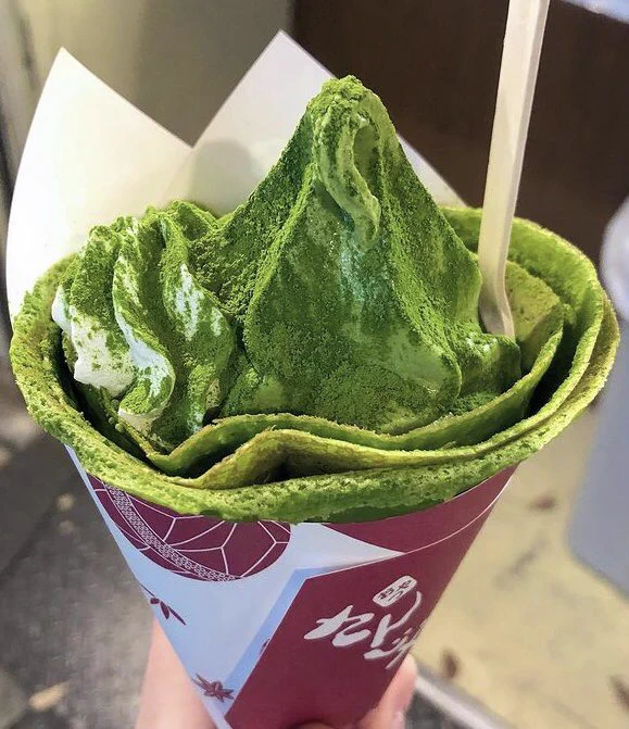 京都河原町駅近くのクレープ専門店「さんじや」の「抹茶尽くしパフェ」がおいしそう。
