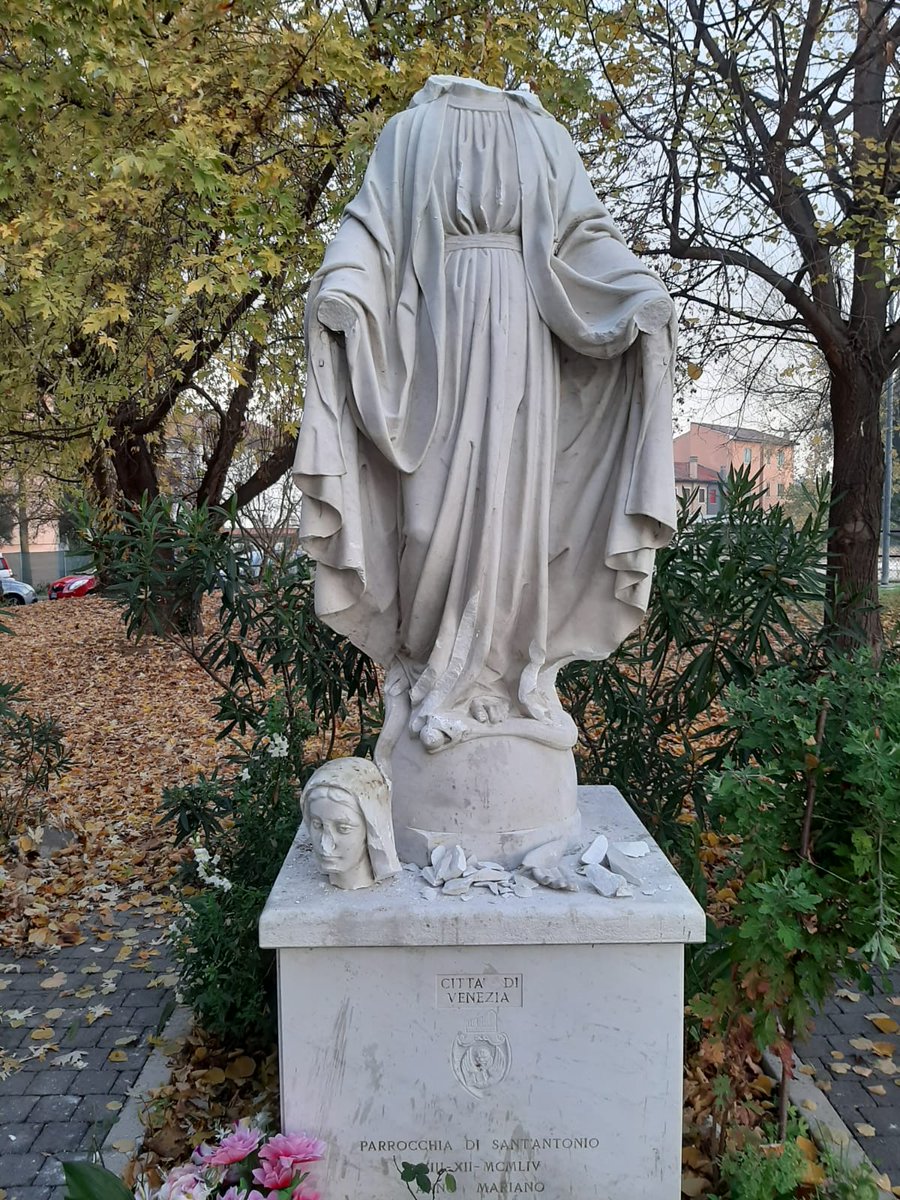 mauroesse75's tweet photo. Marghera – Venezia Decapitata statua della Madonna. Un gesto spregevole, ignobile. Preoccupante la costante sottovalutazione dei media..... L'Europa assomiglia ogni giorno di più ai Paesi nei quali gli stessi  cristiani sono perseguitati, ed i loro simboli distrutti! https://t.co/RS0UK10TyV