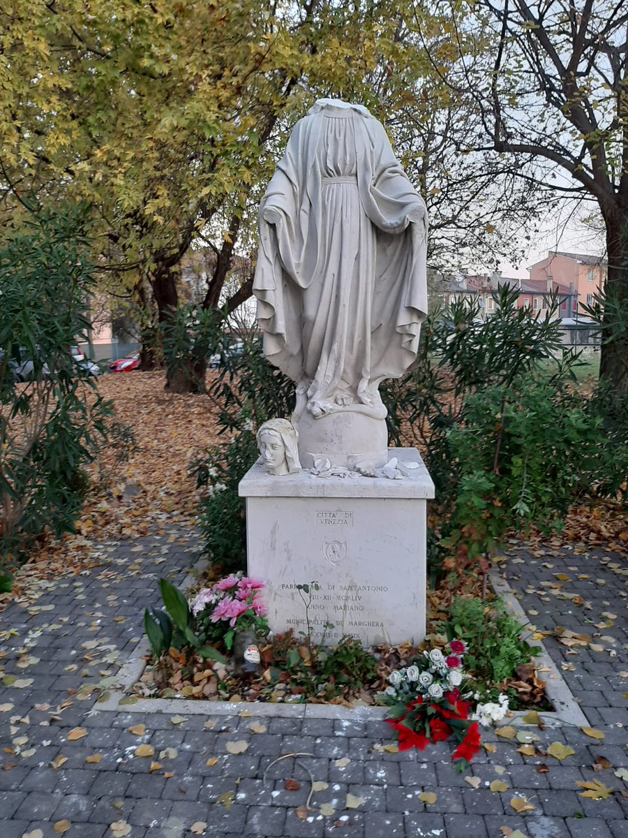 mauroesse75's tweet photo. Marghera – Venezia Decapitata statua della Madonna. Un gesto spregevole, ignobile. Preoccupante la costante sottovalutazione dei media..... L'Europa assomiglia ogni giorno di più ai Paesi nei quali gli stessi  cristiani sono perseguitati, ed i loro simboli distrutti! https://t.co/RS0UK10TyV