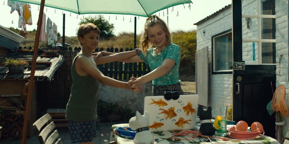 'My Extraordinary Summer with Tess' is a neat, light and affectionate coming-of-age drama that surprisingly addressing meaningful themes. An audience-pleasing watch. 

It's funny and sad at the same time to see Sam has this routine of "aloneness training" :")