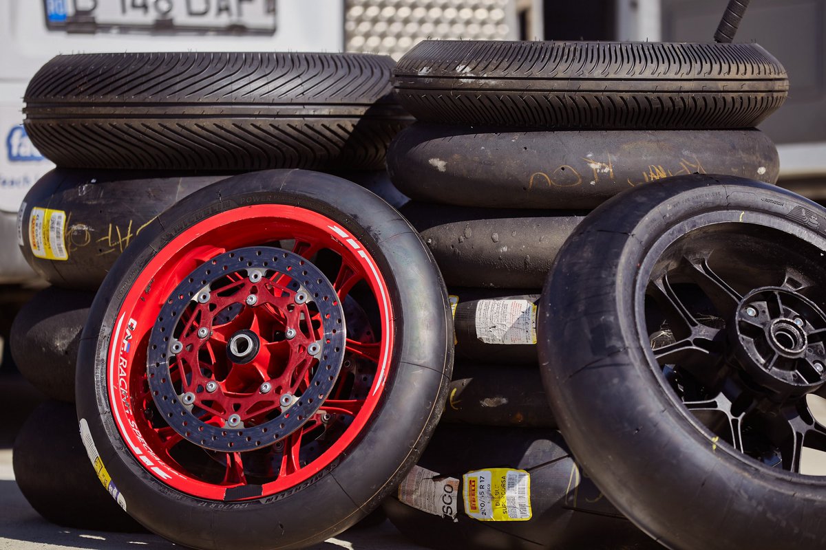 bromigosgarage's tweet photo. #ThrowbackThursday 🏍🔥

1️⃣ Pirelli 2️⃣ Pirelli 3️⃣ Michelin 😁
Keep🧘🏻‍♂️calm and burn rubber🤟🔛🛣
.
.
#BromigosGarage #GripAddict #burnout #burnrubber https://t.co/hhdb2wNlOv