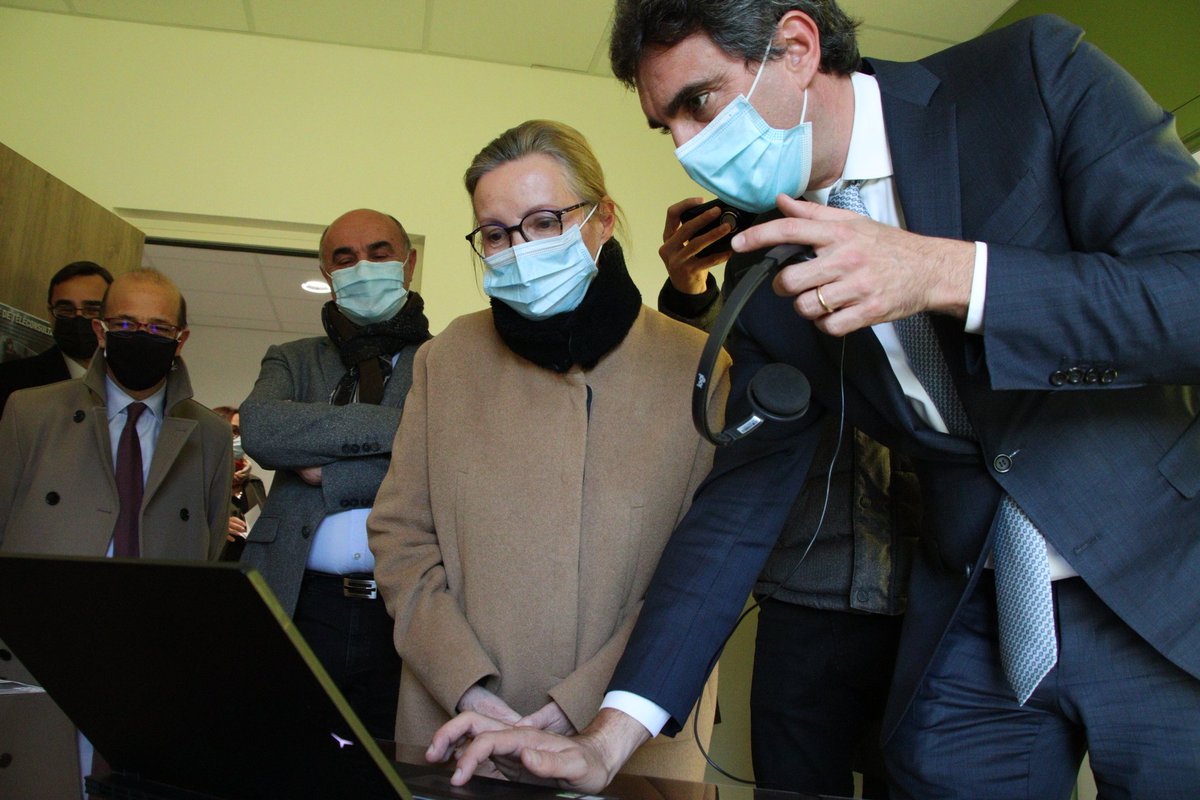 Prefet01's tweet photo. Inauguration de la première cabine de #télémédecine de l'#Ain à Montréal-La-Cluse 🩺
✅ Une consultation aussi professionnelle qu'en cabinet médical, et un outil concret de lutte contre la désertification médicale, financé à 80 % par l'#État ! https://t.co/mzIqgb5z8G