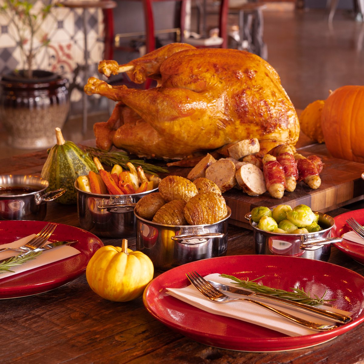 Happy Thanksgiving to everyone! 😃 Celebrate Thanksgiving with us at Revo Cafe today with a generous serving of slow roast Turkey served with a secret stuffing. To know more call 04 567 8304, or WhatsApp +971 56 189 7000 or email restaurants.dubai@anantara.com