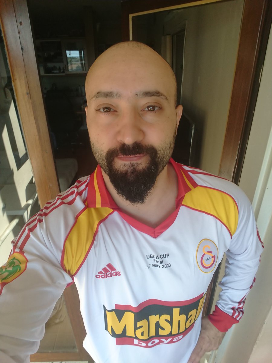 Tek istediğim Galatasaray formasıydı. Uefa kupası finalindeki forma. Sonunda aldım 💓 @GalatasaraySK #uefacup #galatasaray #uefacupwinner2000 #hagi https://t.co/WFYwOr77s6