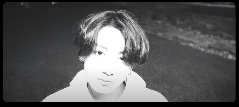 These black and white pictures are more faster if we go by the & #39;fleeting memories& #39; and, in history, black and white pictures were the first pictures, so maybe I& #39;ll learn more about why later, this thread just from the top of my head.