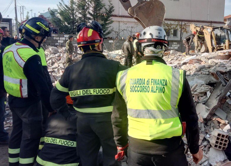 AlEmbassyItaly's tweet photo. #26novembre2019:l’Albania è stata colpita da quel terribile terremoto che ha scosso l’intera🇦🇱,ma ha unito i cuori!

I nostri fratelli italiani🇮🇹ci sono stati vicini sin dai primi momenti di quel tragico risveglio! 

Oggi,insieme,continuiamo ad affrontare tutte le sfide del 2020! https://t.co/LahVEu5BVB
