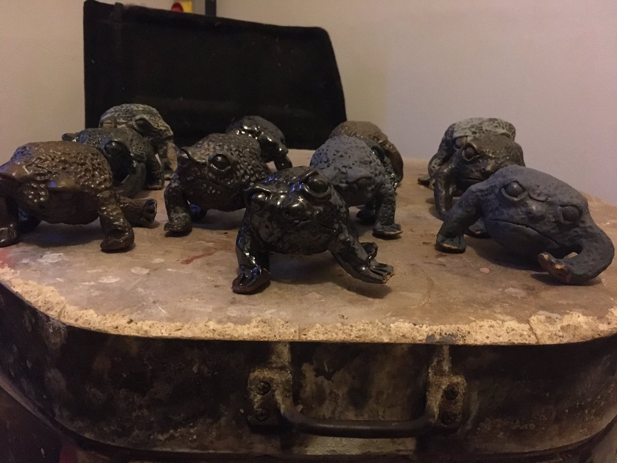 carolinegault1's tweet photo. My frog army - rude and grumpy. #ceramicfrogs #rudegrumpyfrogs #cetamics #pinchpots #MatchlessPots https://t.co/Nqn0rnuJLa