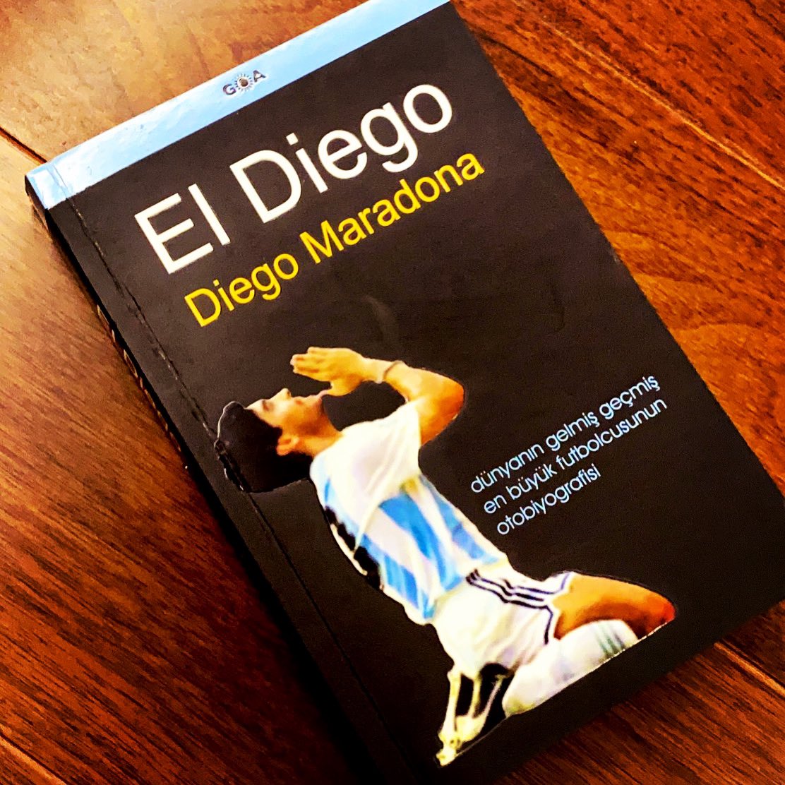 TemelliStore's tweet photo. Stres bu ülkede, sabahın altısında kalkanlar içindir.
Diego Armando Maradona

#maradona #eldiego #diegoarmandomaradona #diegomaradona #spor #10numara #efsane #efsanefutbolcu #kitapönerisi #kitaptavsiyeleri #kitapyorumu #futbolcu #samsun #atakum #bookstagram #temellistore https://t.co/QimwnNHMAk