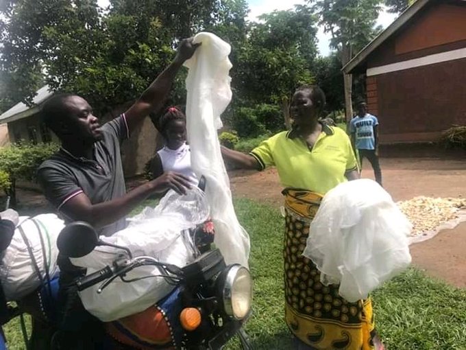 MargretN9's tweet photo. Note: Before using a new mosquito net, ensure you hang it in a shade for over 24hours to avoid experiencing any sneezing or itching. Remember, the life time of a mosquito net is 3years but can still act as a barrier to mosquitoes as long as there are no holes. #SleepUnderTheNetUg https://t.co/5ce4hzYswm