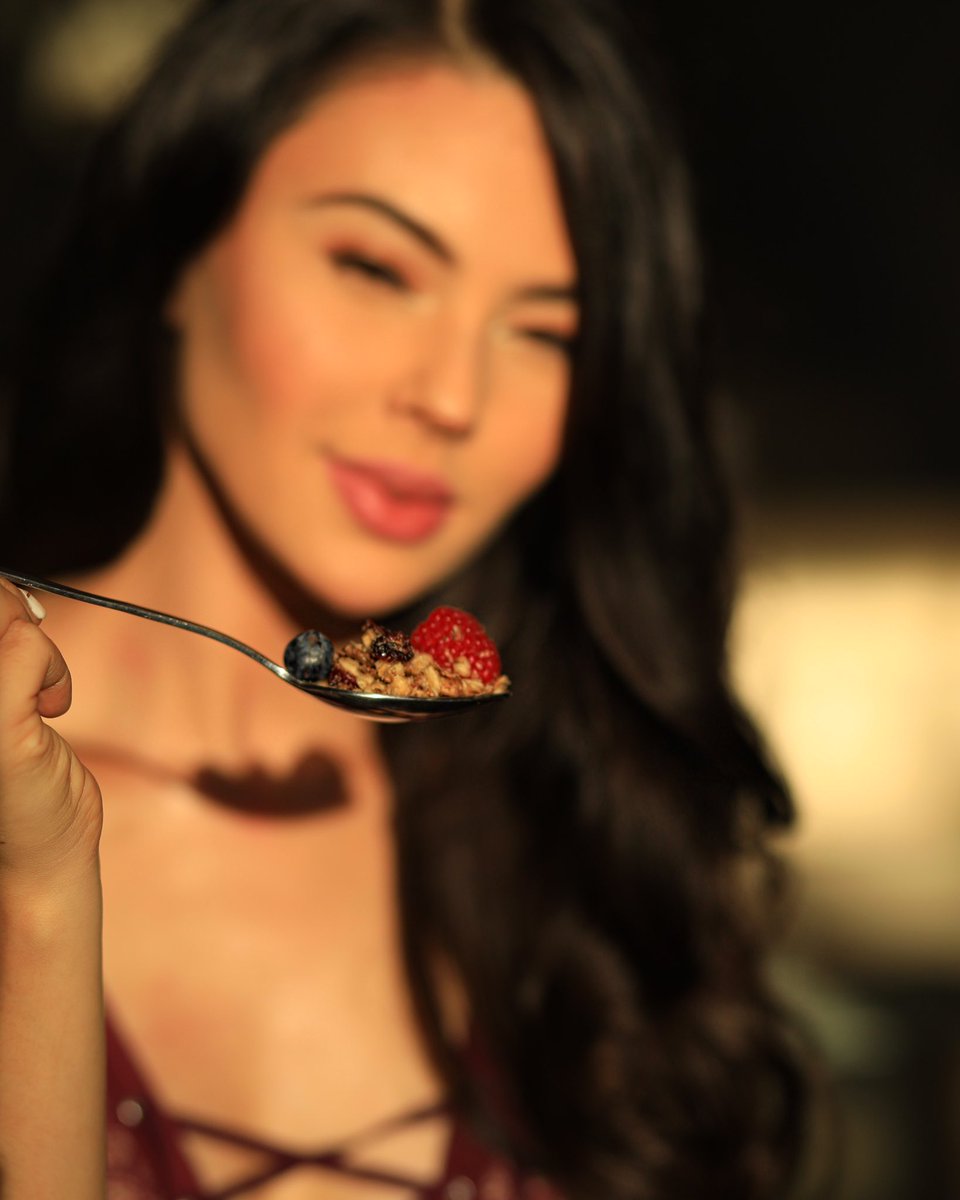 Lalla_Hirayama's tweet photo. Literally the best of both worlds... All-Bran fibre combined with delicious Granola 🥰👅❤️🥣 Have you tried the new @kelloggs_za All-Bran Granola yet? #simplebalance #fibrefit https://t.co/ptpWe95JtC