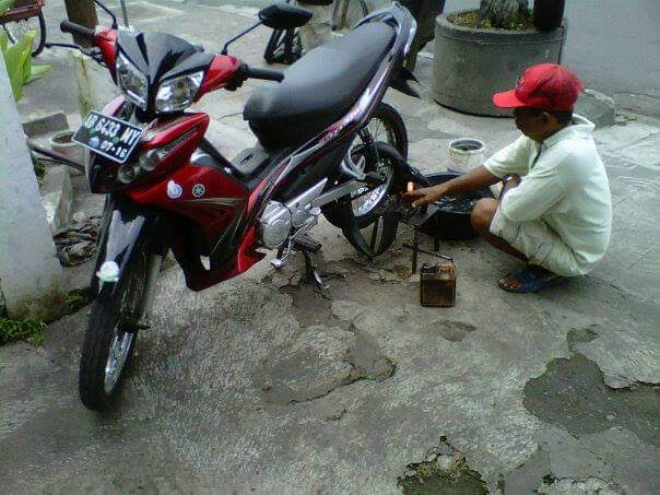 coffebit's tweet photo. Koleksi foto tambal ban apabila anda kepepet tidak ingin menghadiri acara atau datang terlambat dengan alasan  

        ✨Sek yo lur, banku bocor✨ https://t.co/KlvtXjuHNm