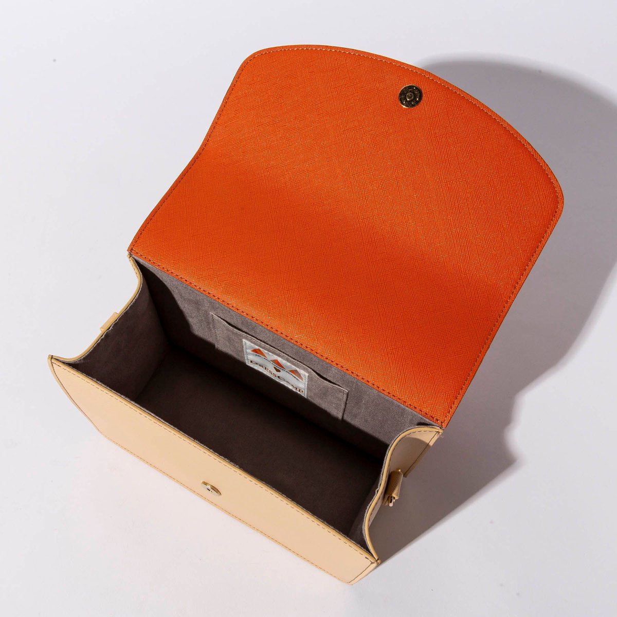 DRESSCAMP_PR's tweet photo. ＼予約開始！／
アニメ『A3！』×DRESSCAMPコラボレーションバッグが新登場！
各組のイメージカラーを取り入れたデイリーに使いやすいコラボアイテム。
数量限定になりますのでご予約はお早めに……！

▼CHECK NOW
https://t.co/hVBW8AGWVE

#エーアニ #DRESSCAMP #SHIFFON https://t.co/0v0uqUdkKm